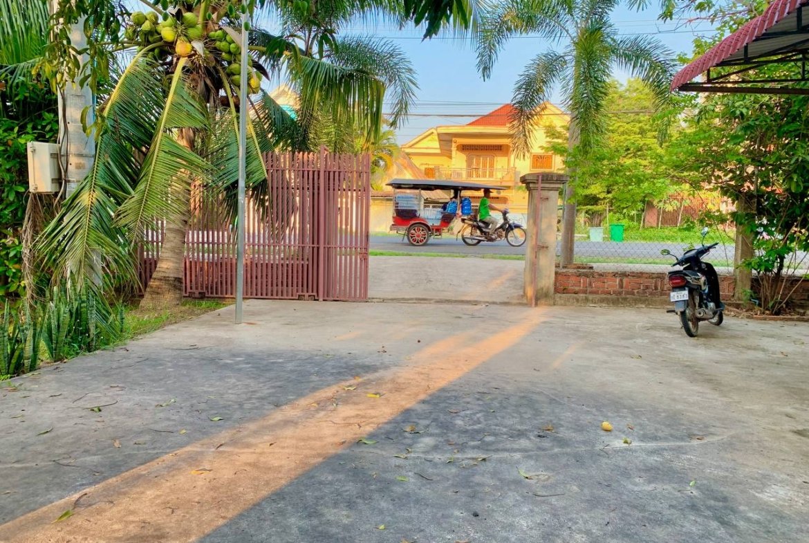 Maison 3 Chambres à Louer à Kampot