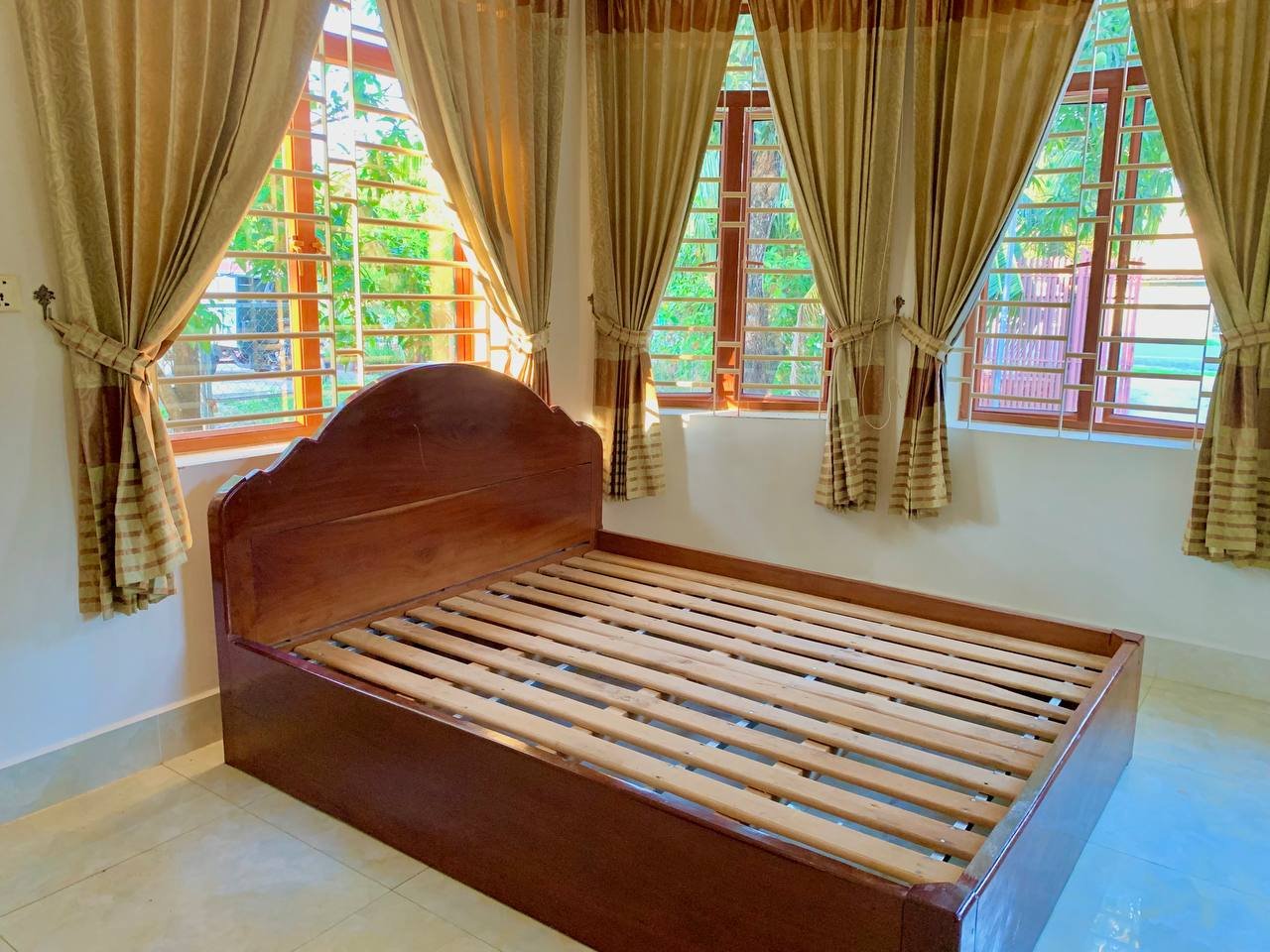 Maison 3 Chambres à Louer à Kampot